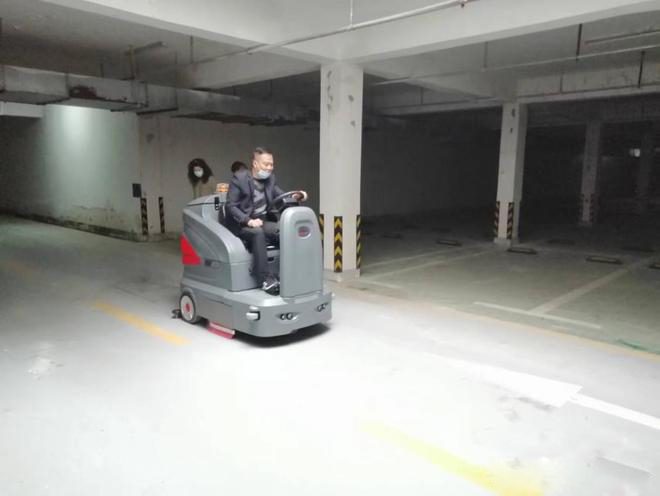 湖州小区物业保洁不用人力改用驾驶式洗地机了